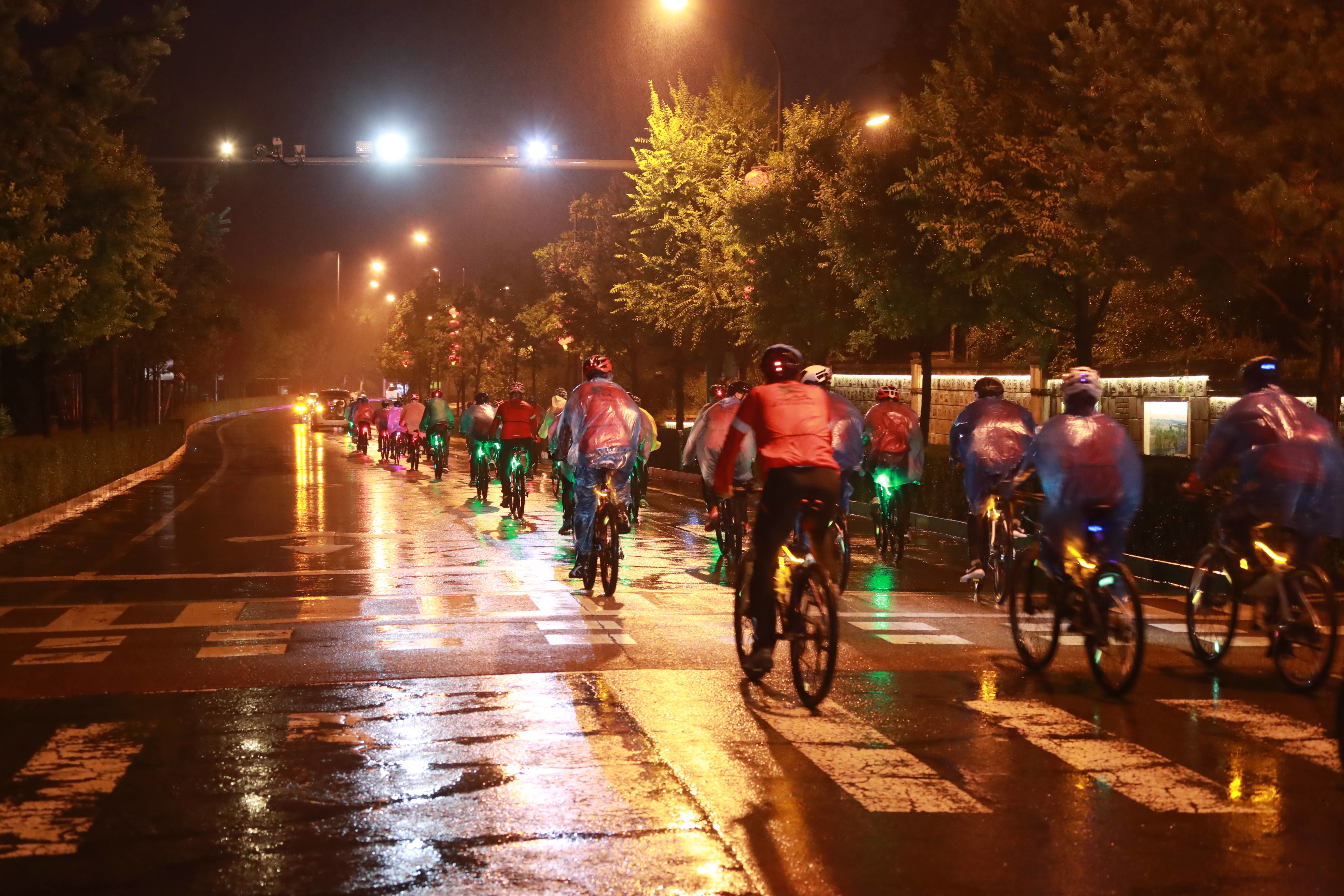 雨中夜骑 慢行 漫游 慢生活