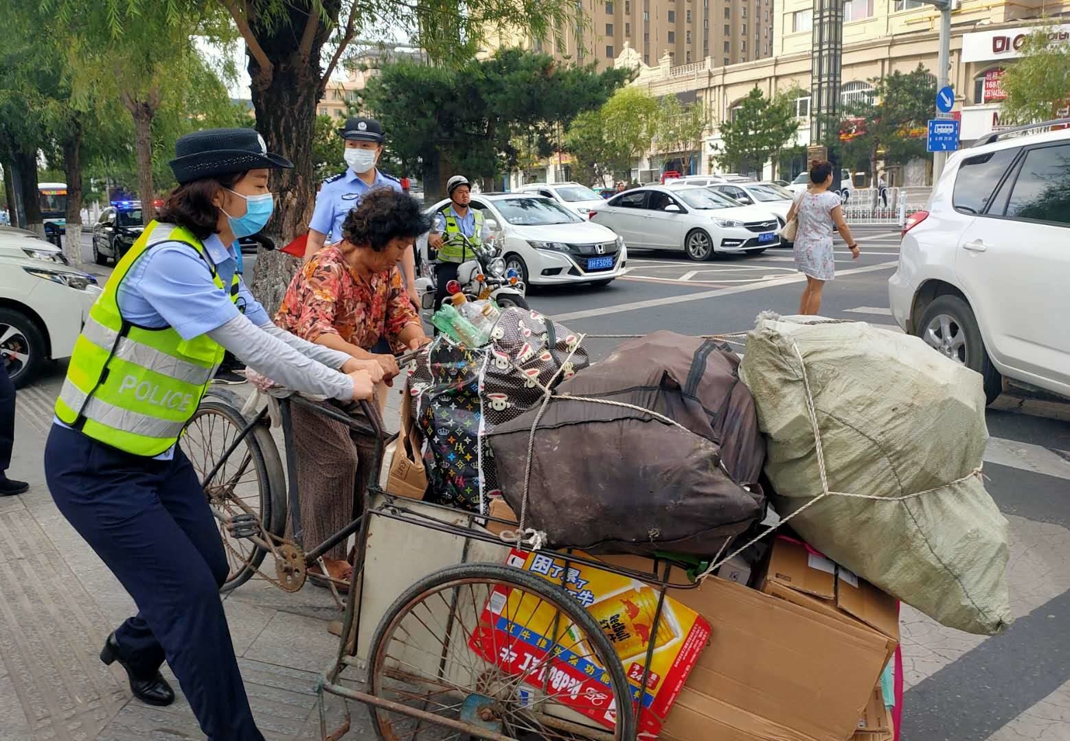 企业助力创城  警民共建文明