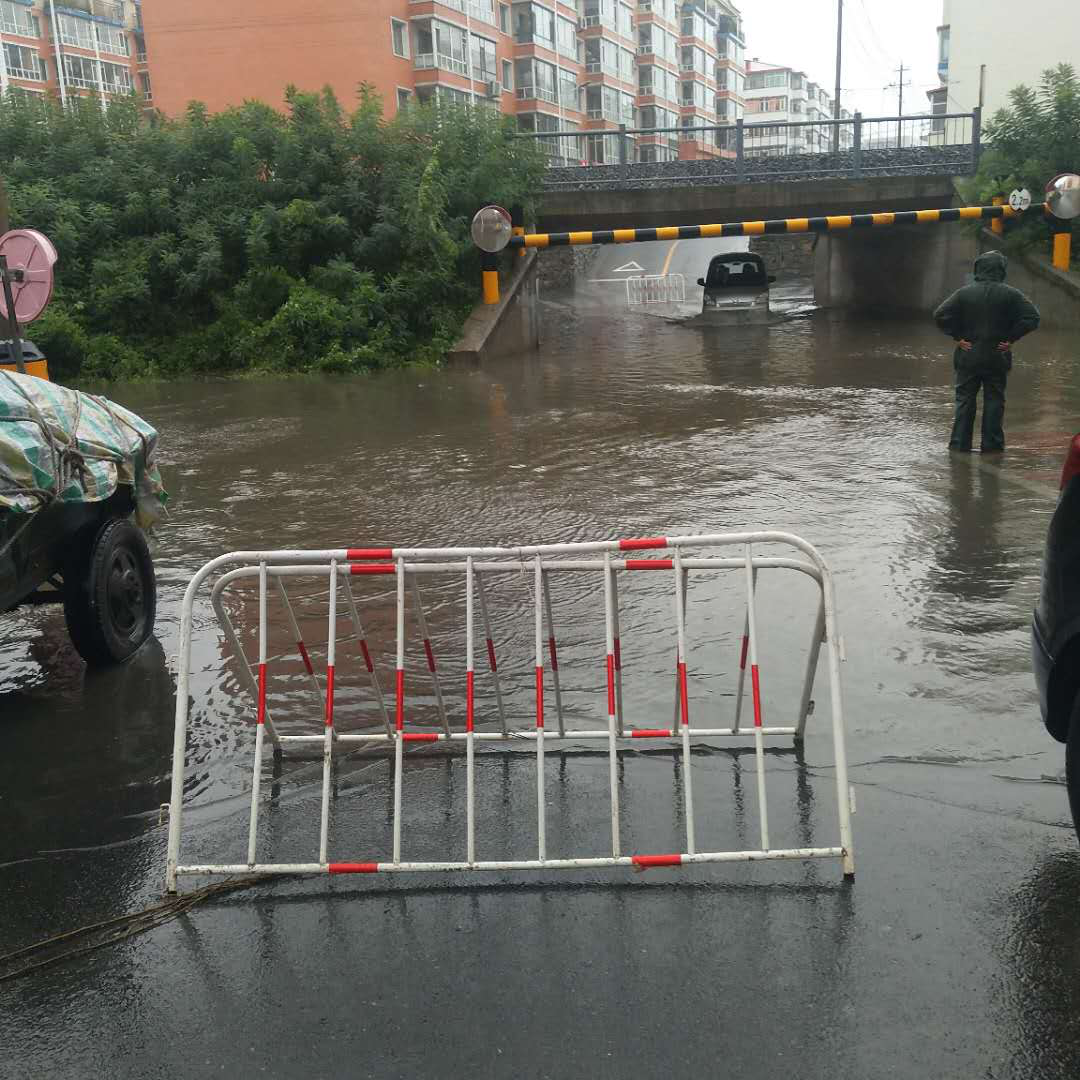 【部门动态】迅速处理道路积水 保障市民安全出行