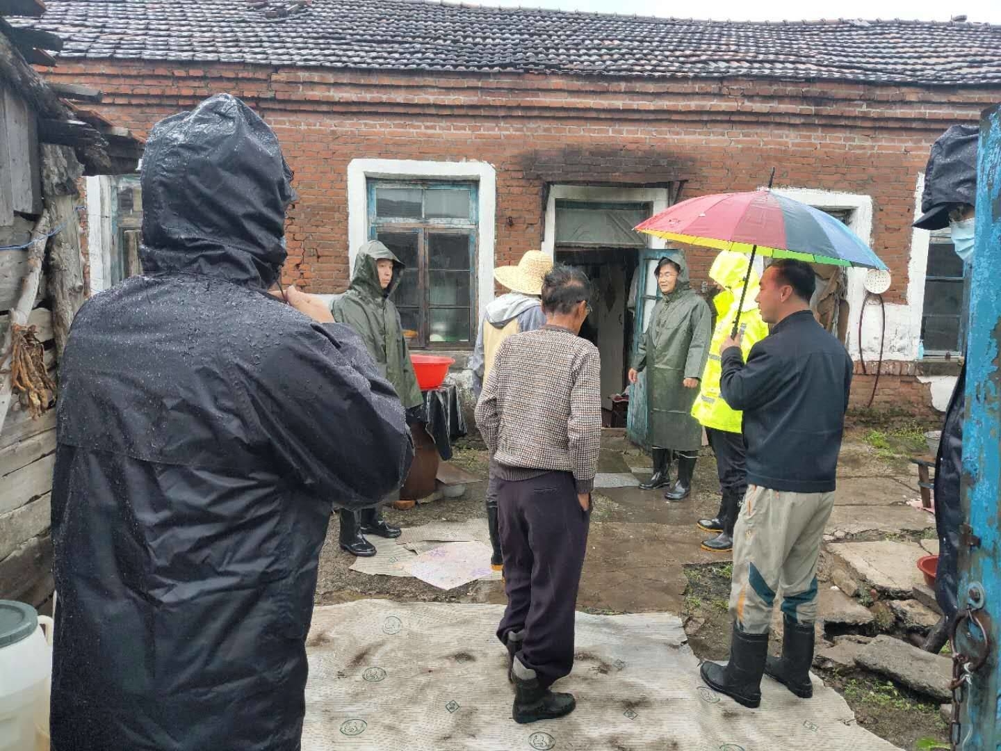 城建集团紧急转移居民 疏通堵塞排水涵
