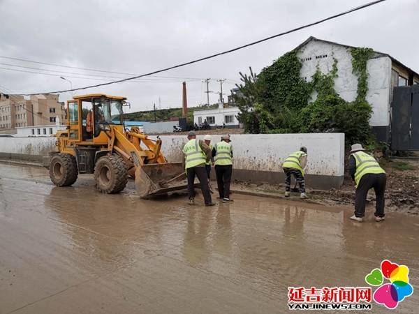 “海神”过后“洗城” 延吉市城管清理淤泥垃圾400立方