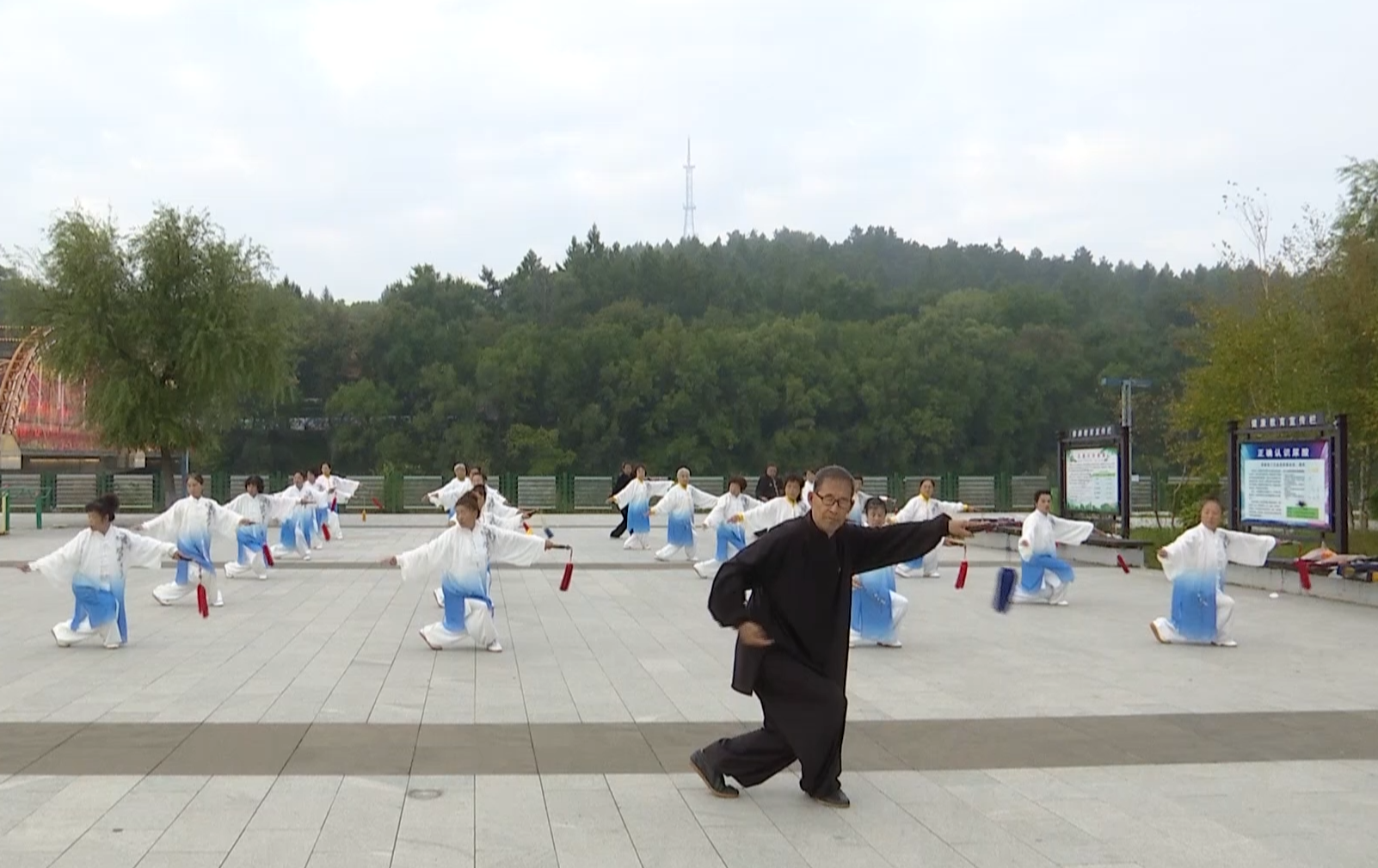 【武术协会滨河广场太极拳分会】32式太极剑