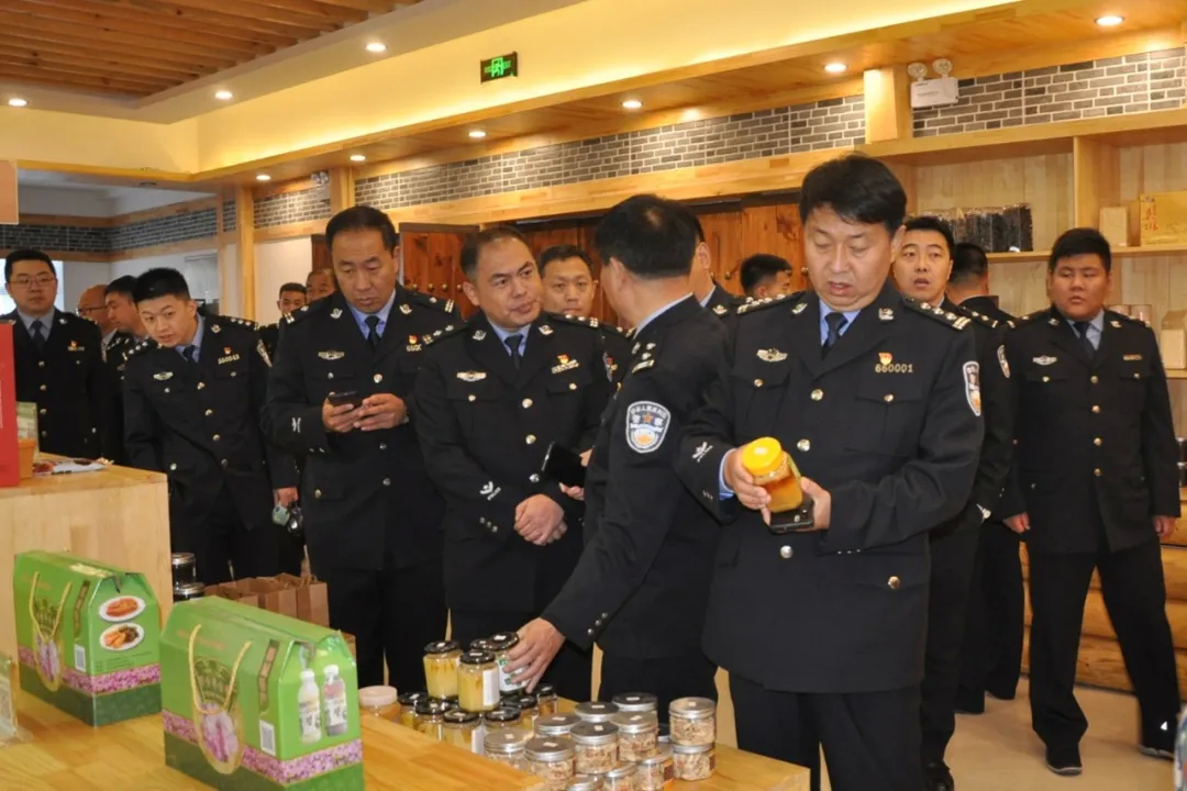 长白县公安局开展参观爱国主义教育基地主题党日活动