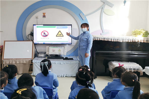 新蕾幼儿园开展交通安全教育活动