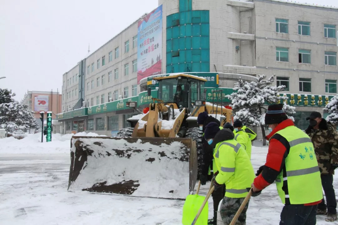 【关注】迎战雨雪 我市210名环卫工人 43台大型清雪车辆待命保城区畅通