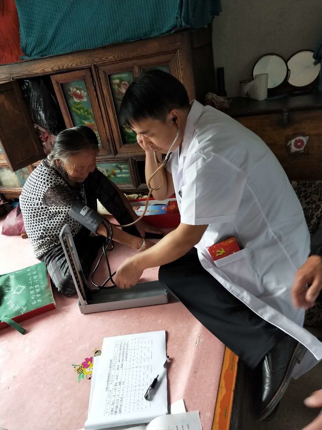 家庭签约医疗团队给贫困户体检1.jpg 家庭签约医疗团队给贫困户体检1.jpg