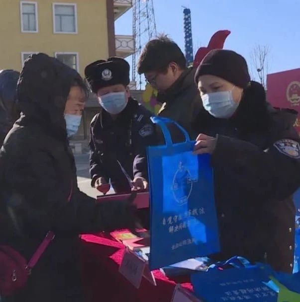 长白山保护开发区举行“12.4”国家宪法日集中宣传活动