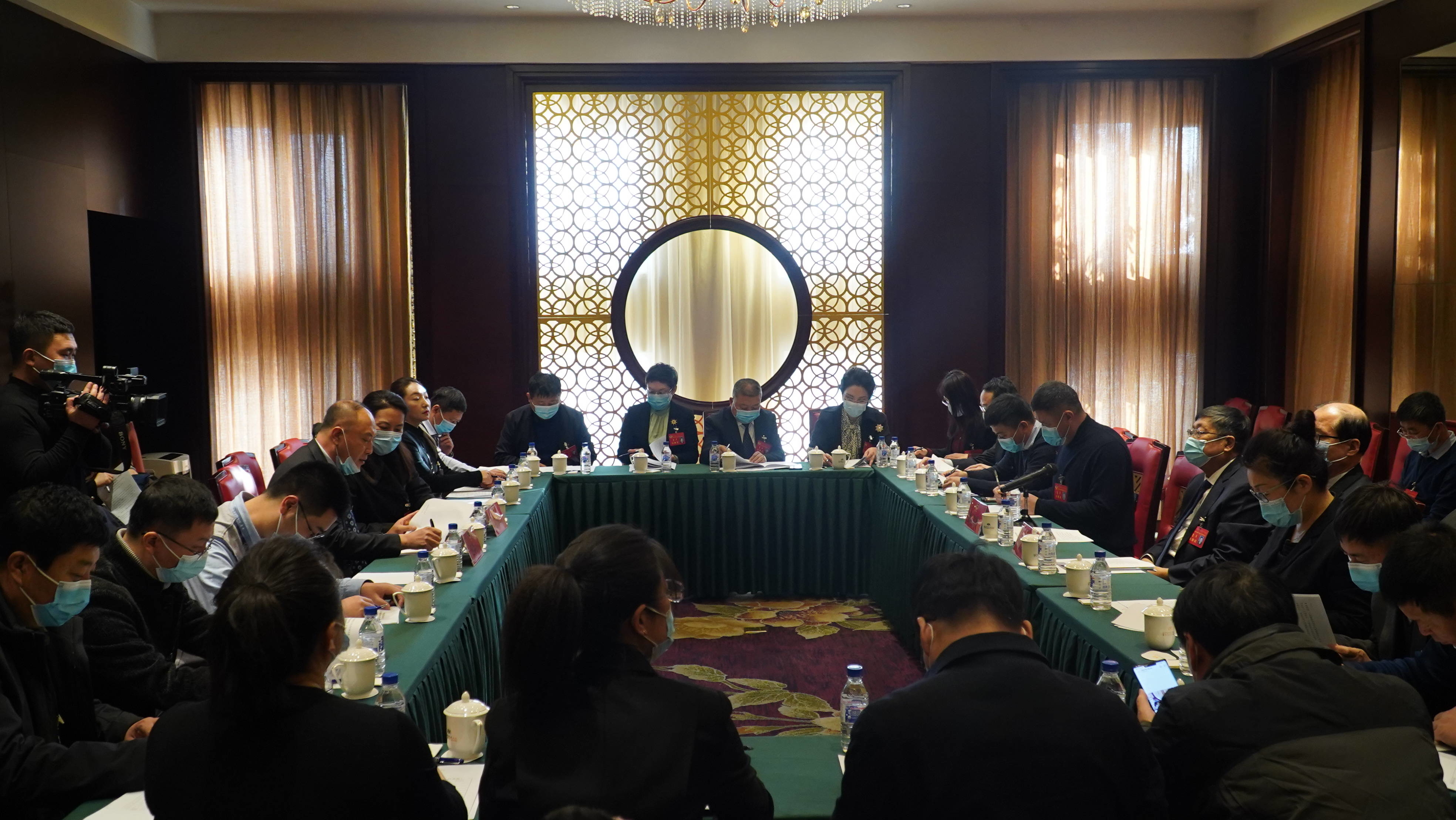 政协第十五届前郭县委员会第五次会议进行第二次分组讨论