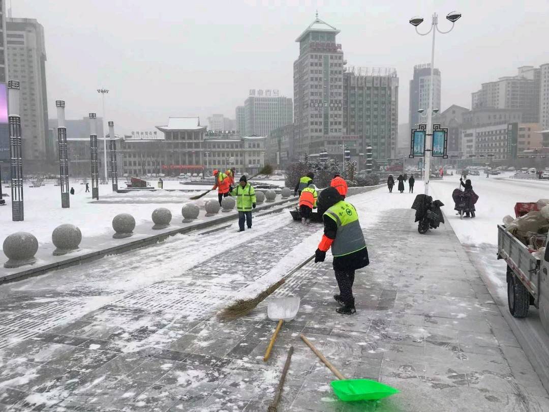 延吉2000余名环卫工人上路清扫积雪 确保道路安全畅通