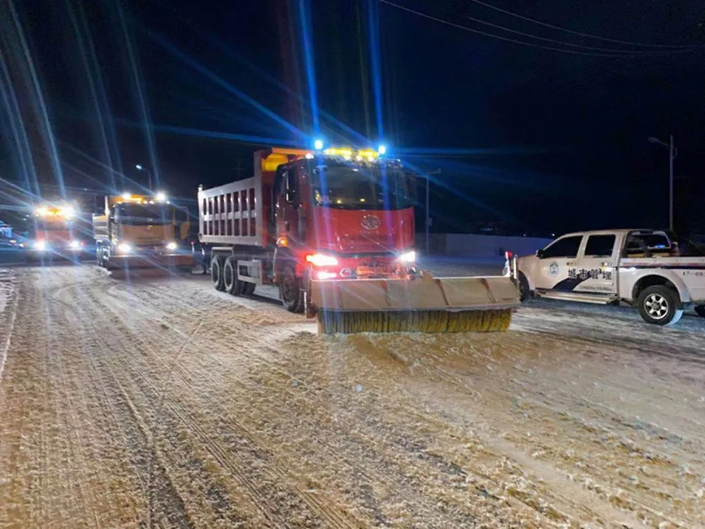 延吉市城管局昼夜作战不停歇 全力清雪保畅通