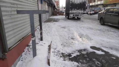 城管执法局督促清雪包保单位清理积雪