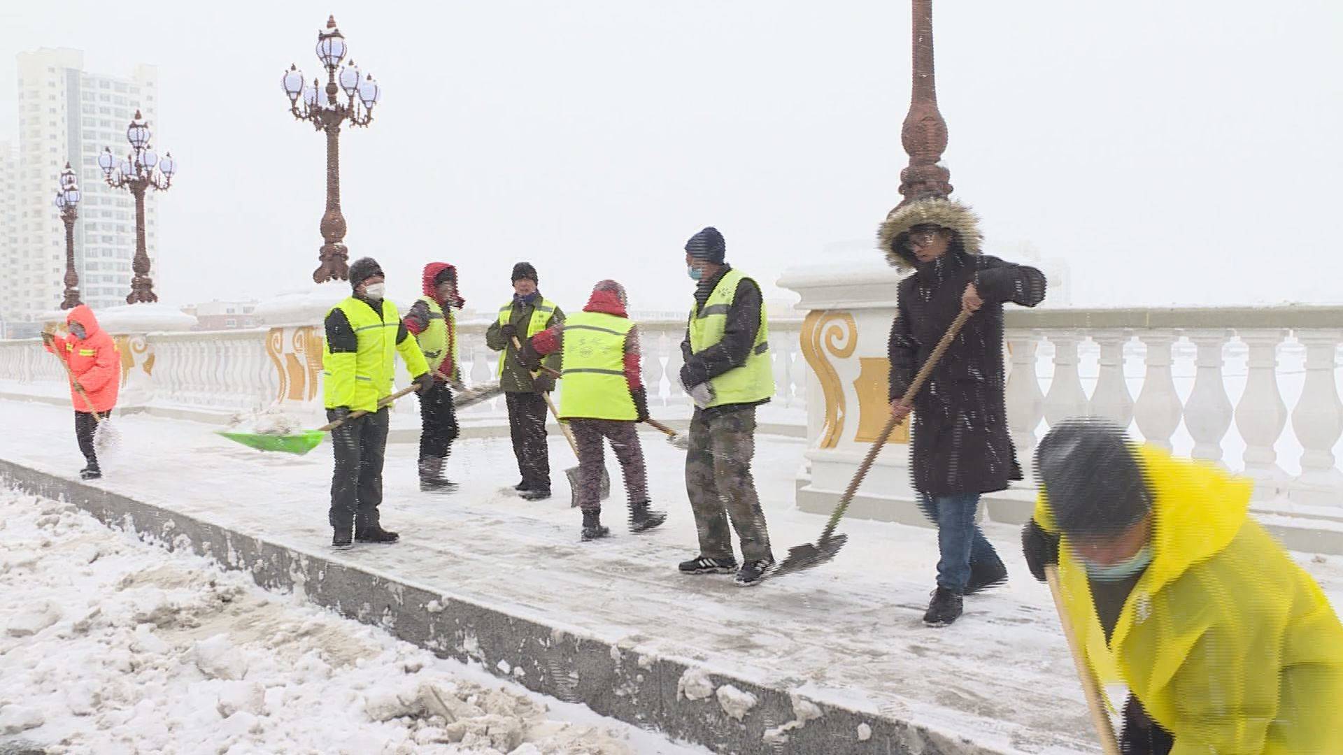 【微视频】延吉市城市管理行政执法局做好春节期间清运冰雪工作