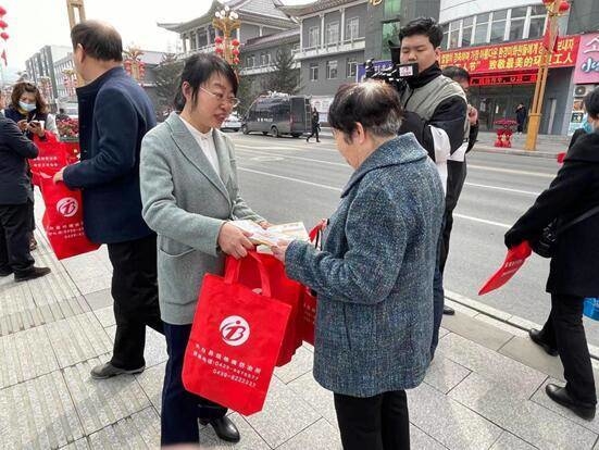 长白县开展“终结结核流行 自由健呼吸”主题宣传活动