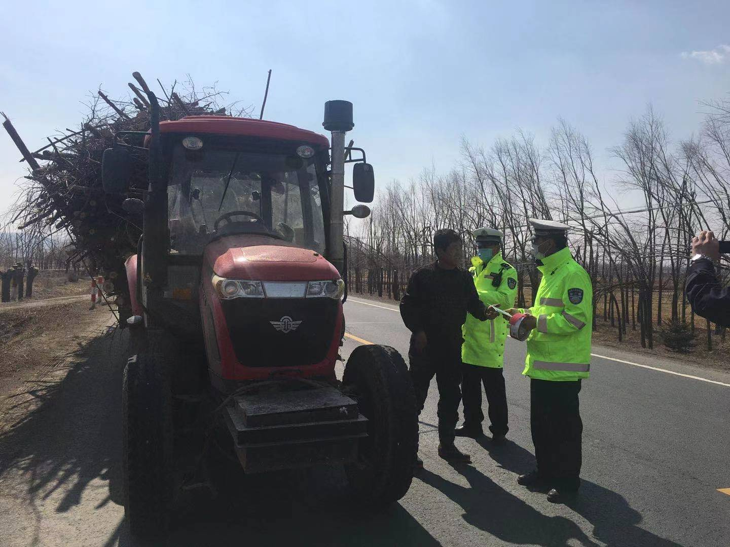 备耕生产农民忙  敦化交警来护航