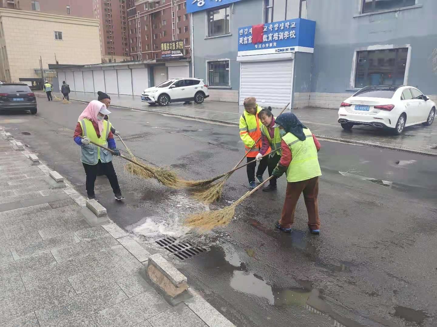 延吉市城管局“借雨作业”洗出城市好“气色”