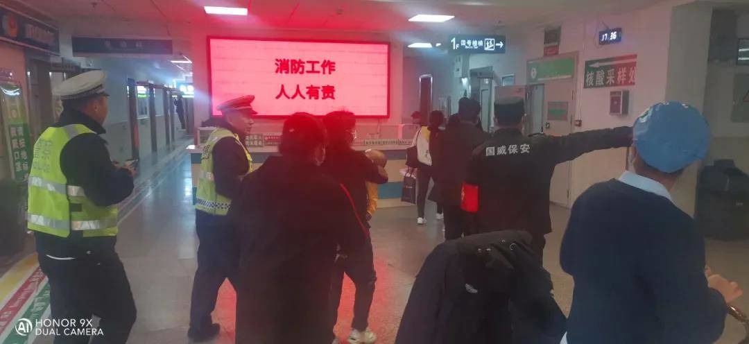 【万警进万家 我为群众办实事】岭城交警：八月宝宝高烧40度，岭城交警开道护送，为孩子一路争分夺秒