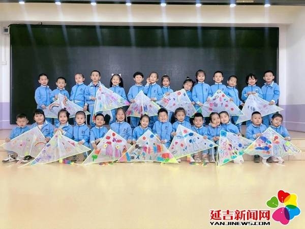 春风十里桃花开新蕾幼儿放纸鸢