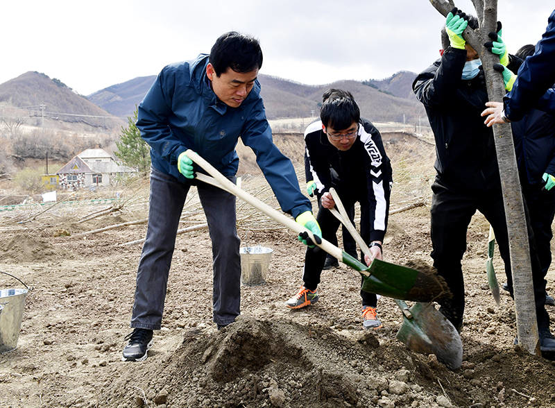 田锦尘在参加义务植树活动时强调
发扬爱树植树护树好传统
共建人与自然和谐共生的美丽延边