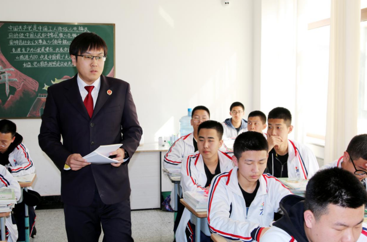 临江市：点亮法治明灯 共筑青春防线