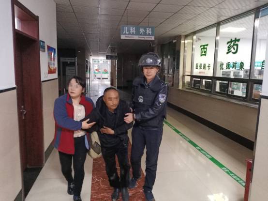 民警救助摔伤男子 平凡举动温暖人心