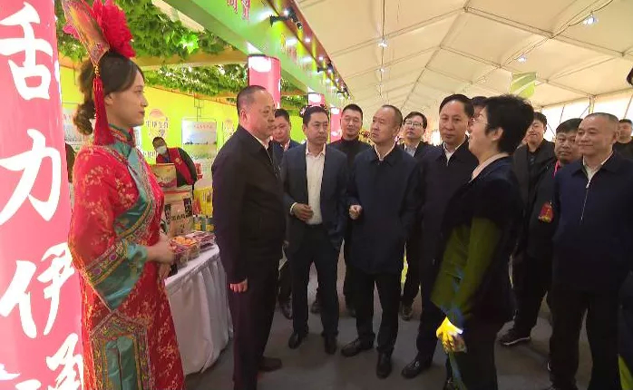 县委书记张恒带队参加第一届北方（四平）农机展销会