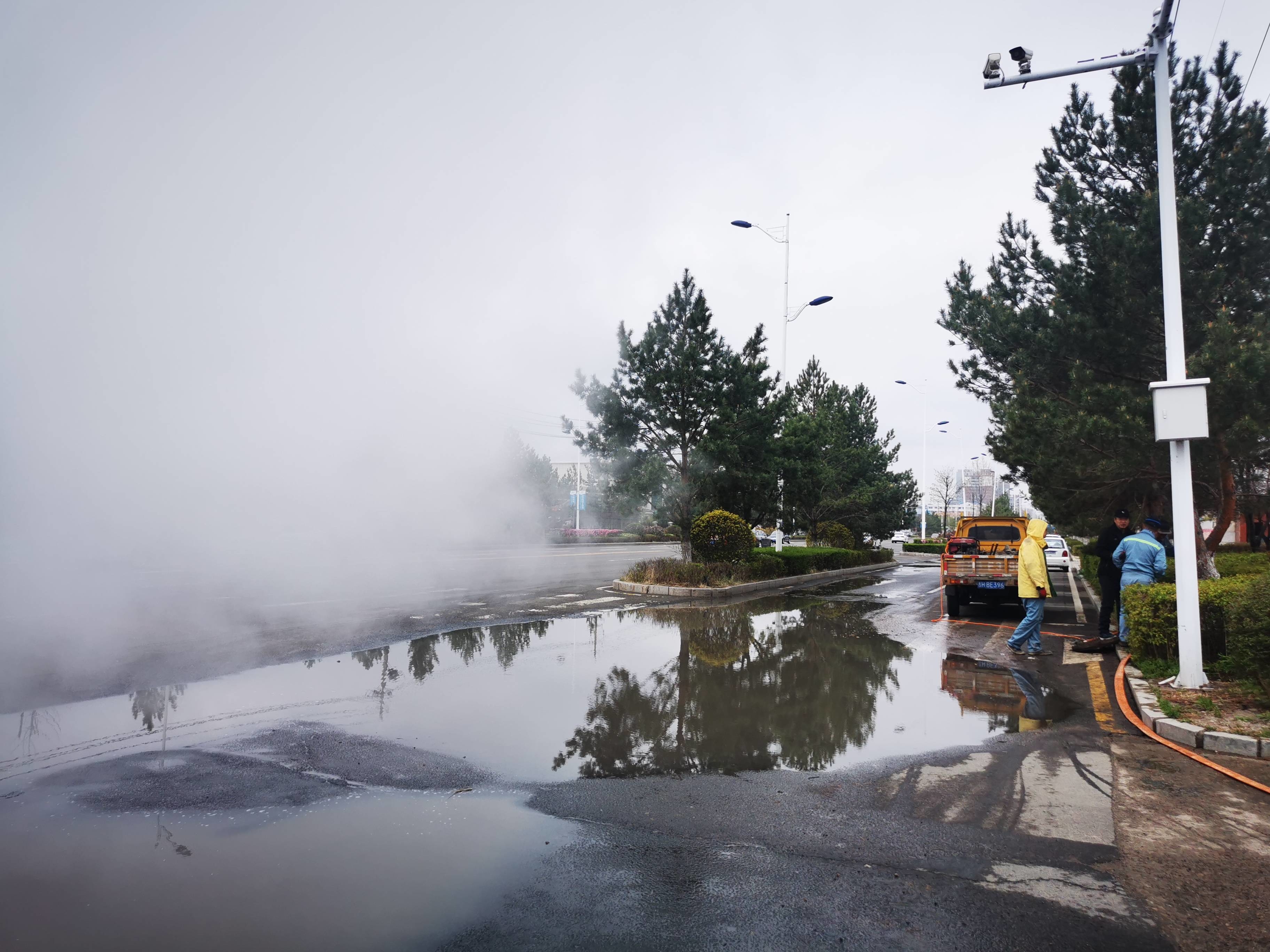 开发区供水管线突发漏水 水务集团紧急抢修