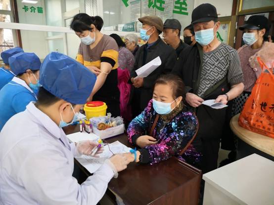 渤海街红旗社区开展“感恩母亲节”主题活动为特殊家庭送关爱