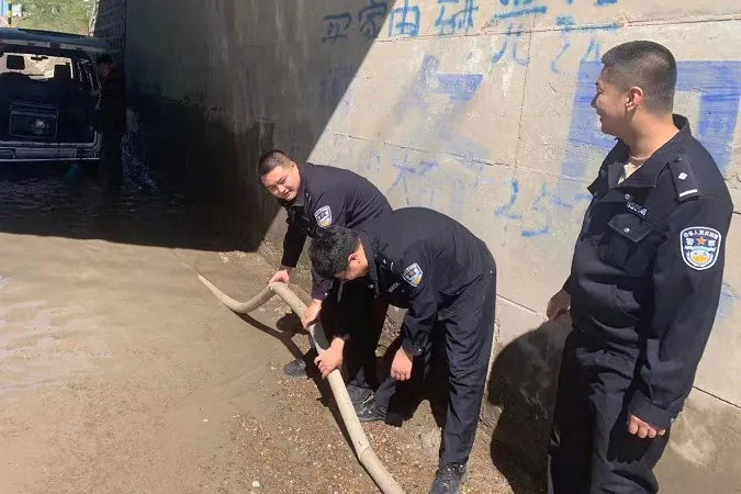 教育整顿·我为群众办实事 | 大安：涵洞积水车辆无法通行,民警及时处置获群众称赞