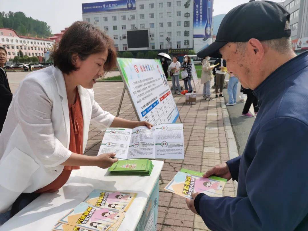 临江市疾控中心开展全民营养周暨“5·20”中国学生营养日宣传活动