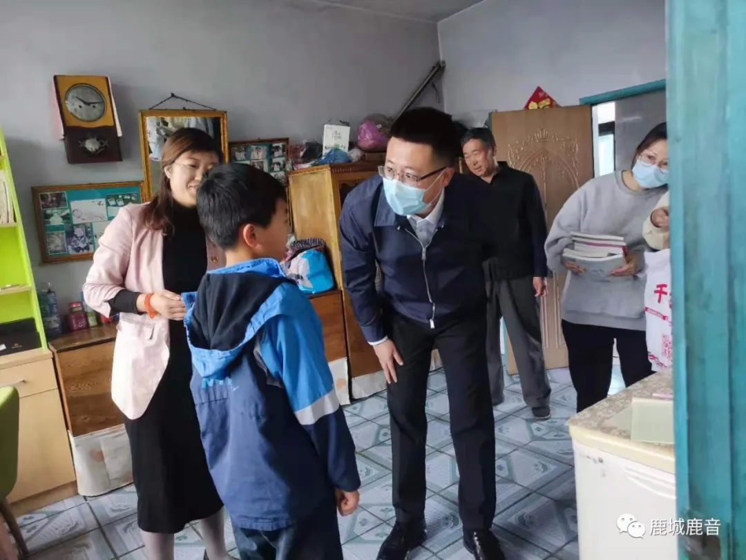 呵护童心，关爱成长——鹿乡镇开展“六一”儿童节慰问活动