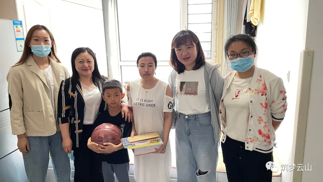 情暖六一——云山街道开展贫困儿童慰问活动