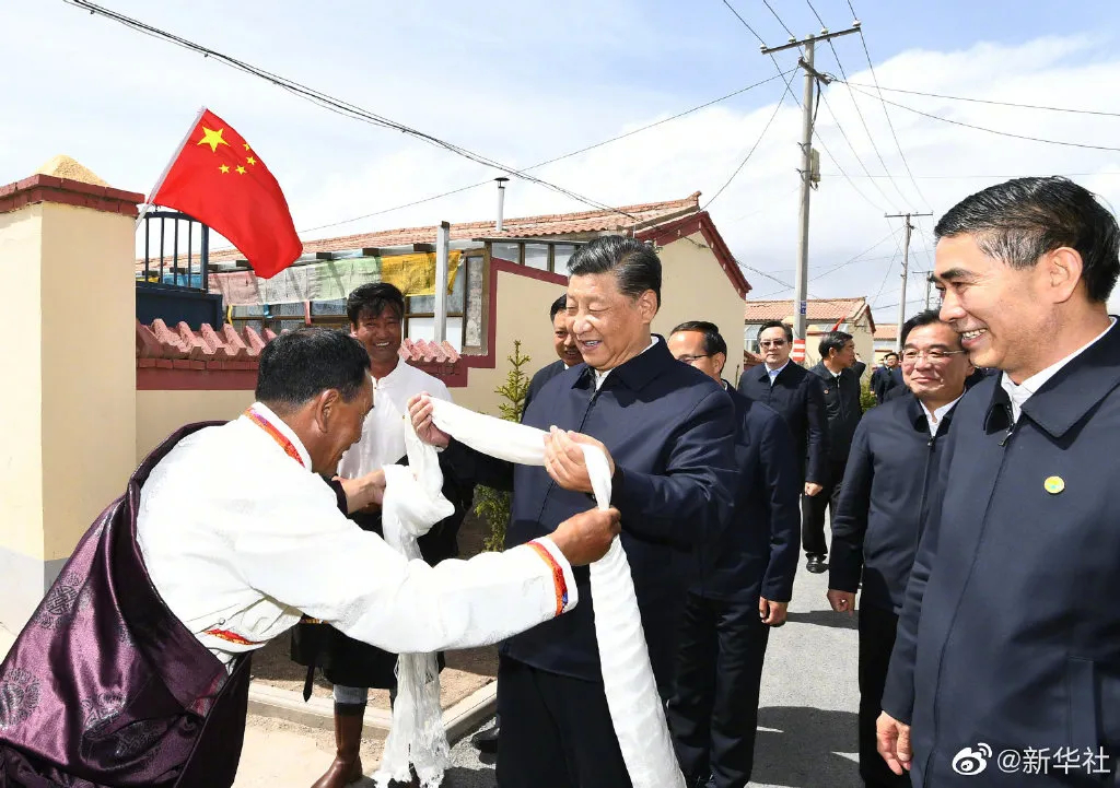 为什么老百姓衷心拥护党？因为我们党始终全心全意为人民服务、为各民族谋幸福