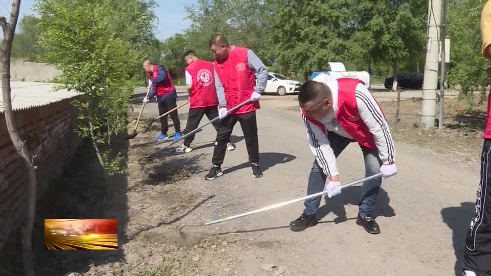 前郭尔罗斯镇阿拉坦社区组织志愿者开展义务除草活动