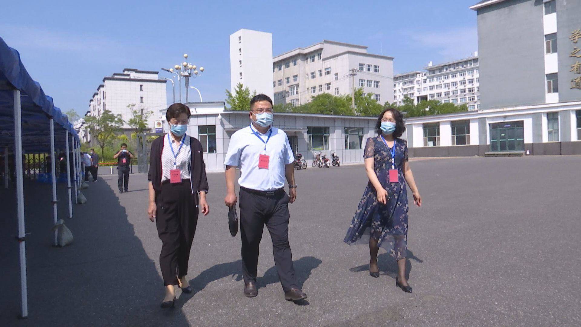 集安市领导视察中考考场