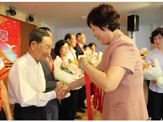 延吉市老干部服务中心为26名老党员颁发“光荣在党50年”纪念章