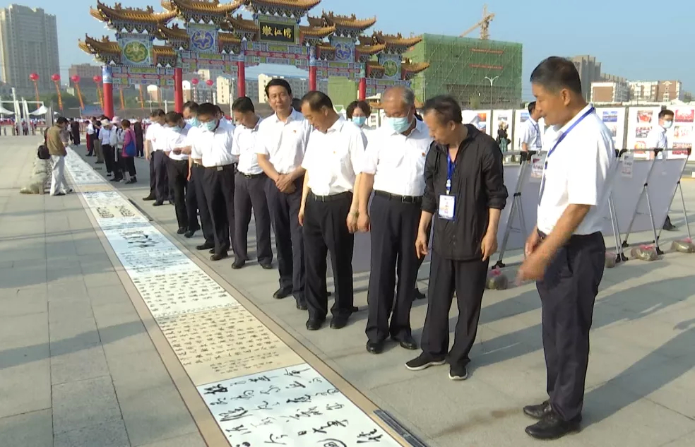【庆祝中国共产党成立100周年】大安市领导参观庆祝中国共产党成立100周年书法美术摄影展