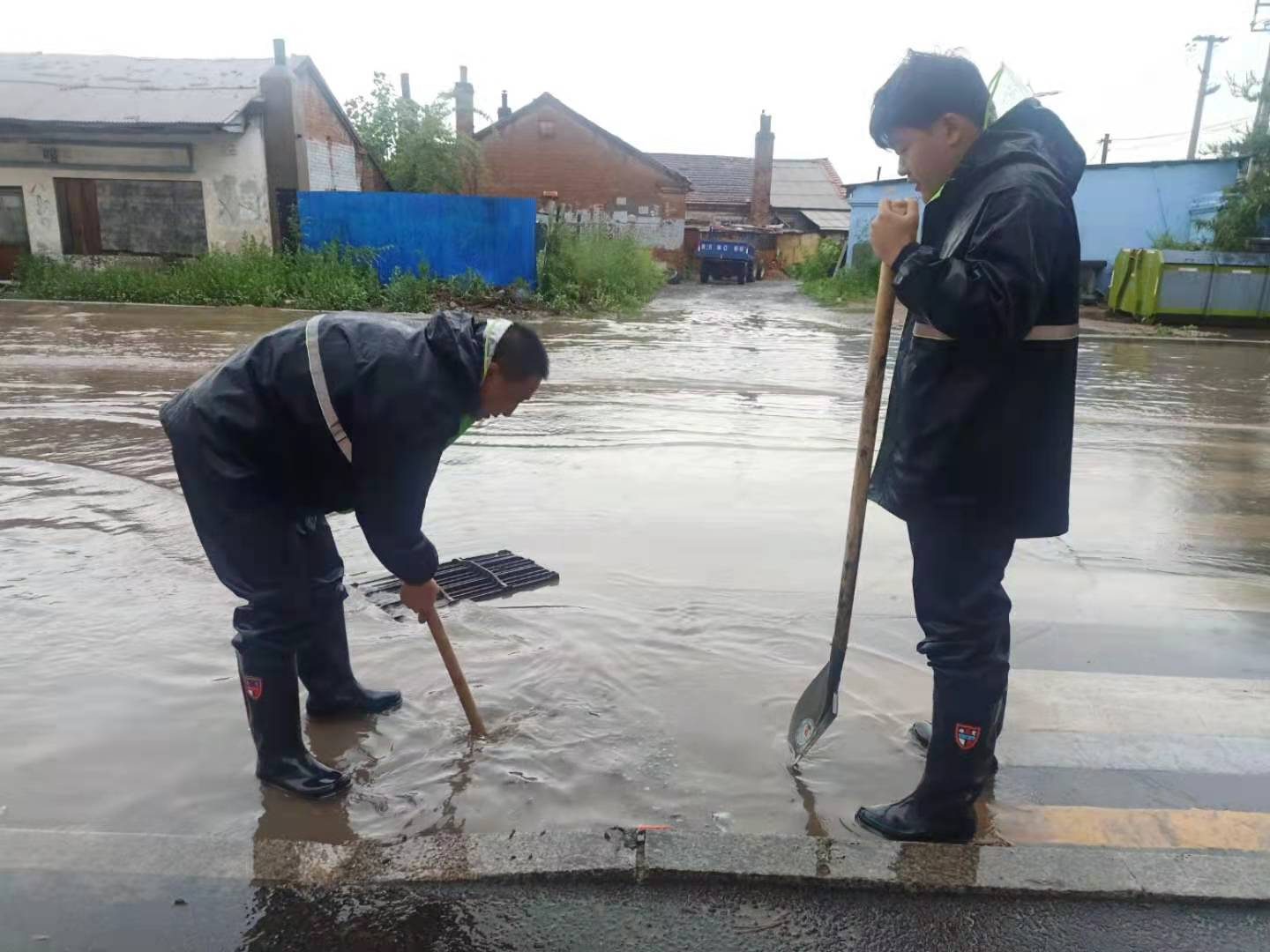 龙井市安民街道天图社区闻“汛”而动开展雨天安全隐患排查工作