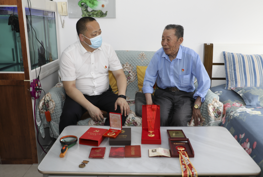 伊通：把关怀和温暖送到党员的心坎上