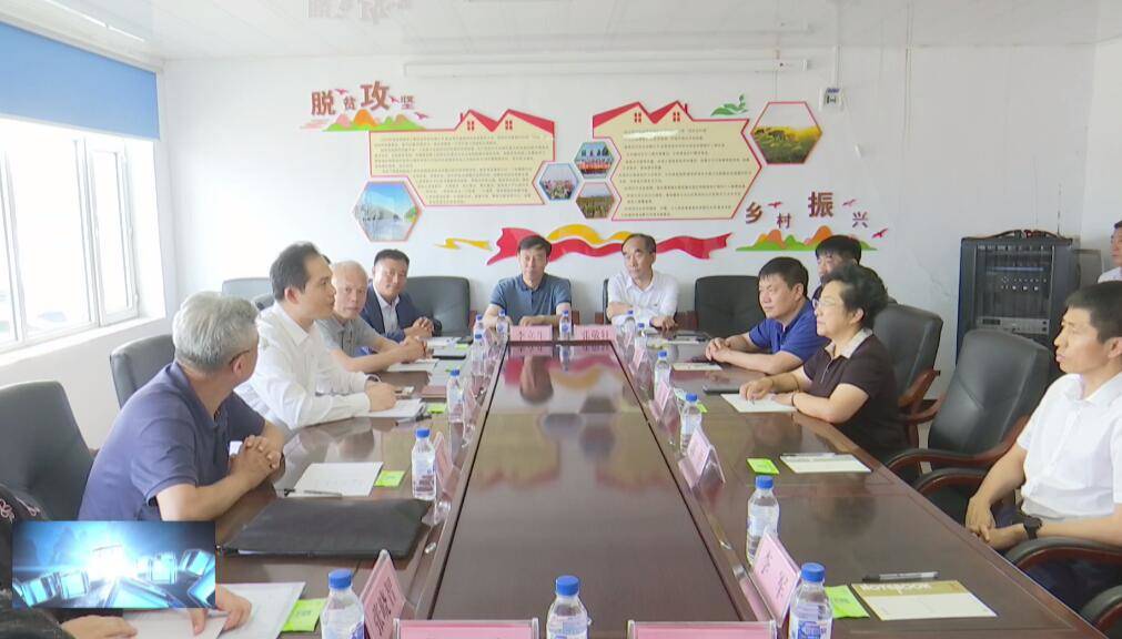 吉林省工信厅领导到镇赉县建平乡大岗村督导脱贫攻坚与乡村振兴驻村工作队进行交接轮换工作