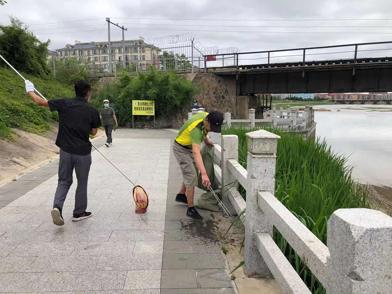 龙井市水利局清理河道垃圾 提升河道环境面貌