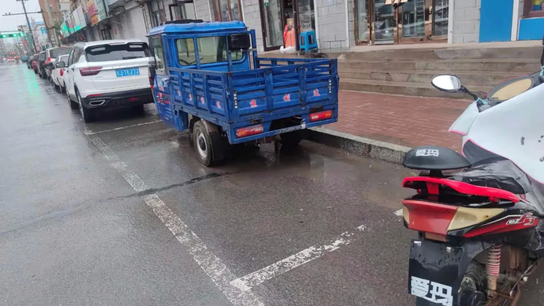 【双城创建·曝光台】公共停车位便民好停车 私占乱放不文明