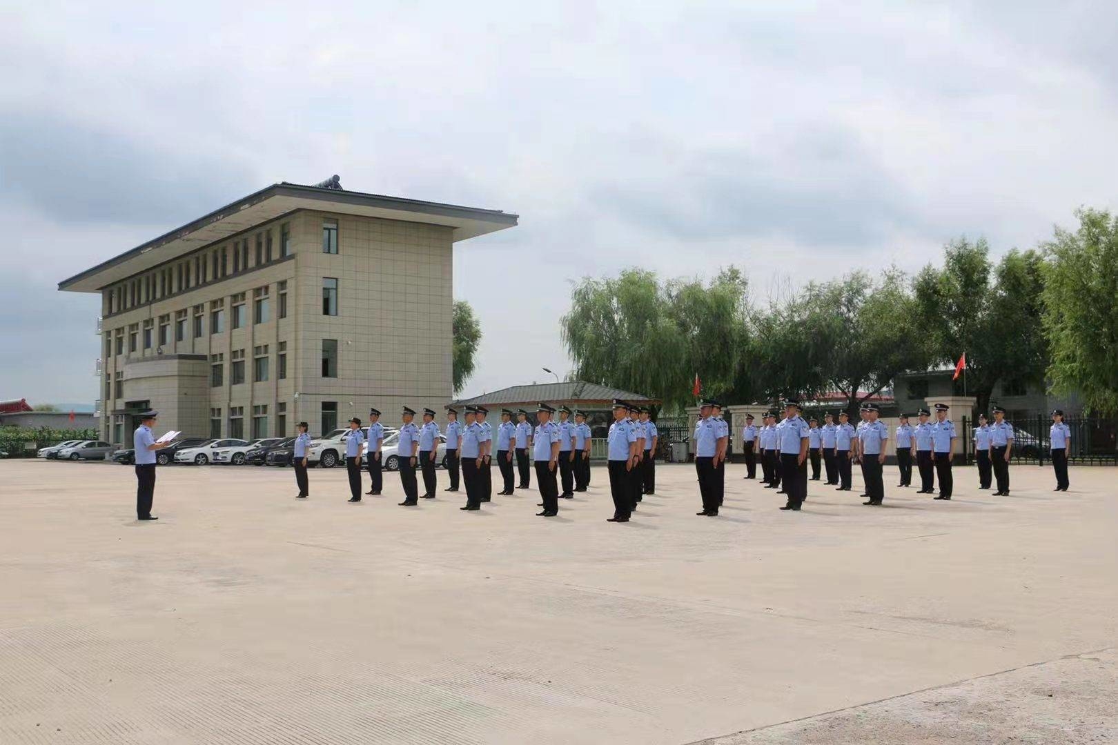 延吉边检站组织开展退役军人“向国旗宣誓”活动