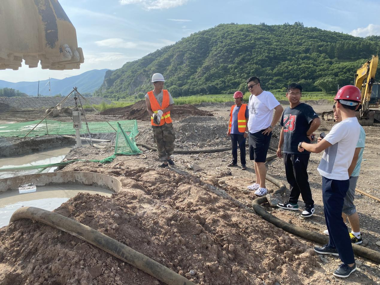 龙井市交通运输局组织对石井至龙河村道路改建工程建设情况进行督导检查