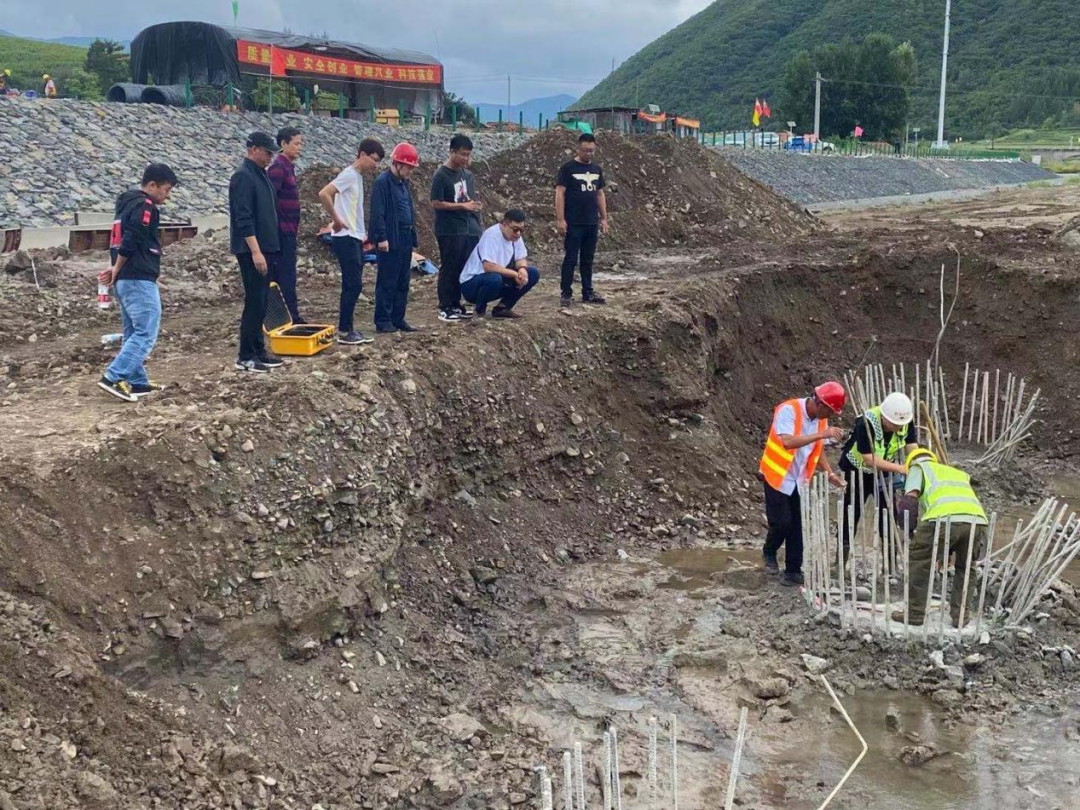 龙井市交通运输局组织对石井至龙河村  道路改建工程（二期-八道河大桥）建设情况进行督导检查