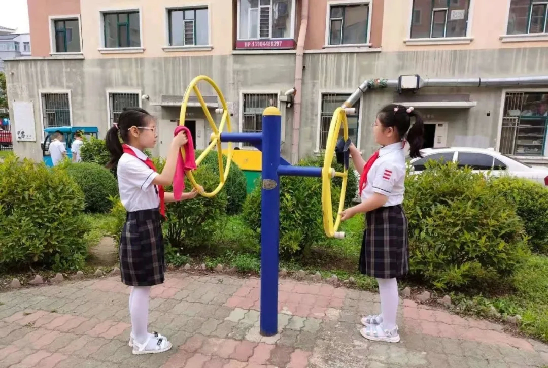 珲春市靖和街道希望社区妇联开展“弘扬志愿精神 争做环境卫士”主题实践活动