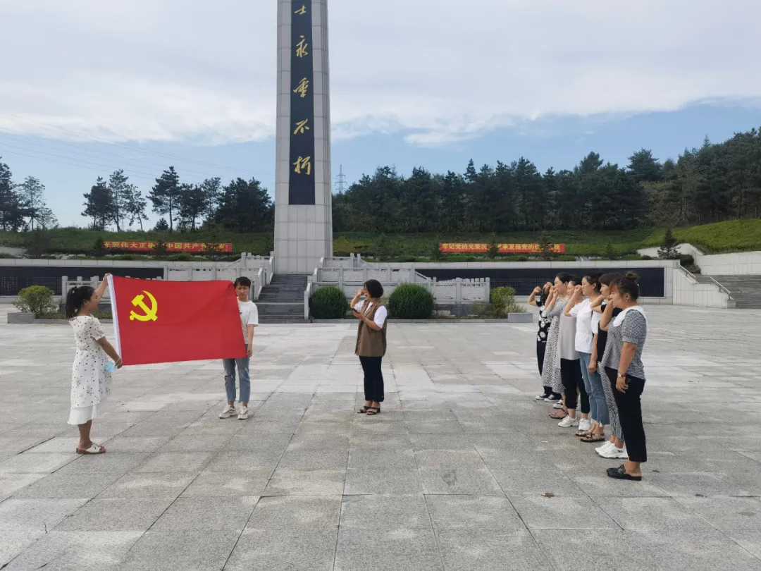 珲春市新安社区卫生服务中心党支部开展“追忆历史守初心 缅怀先烈担使命”主题党日活动