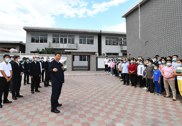 “既要建设繁华的城市，也要建设繁荣的农村”