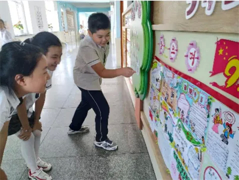 珲春第一实验小学开展迎“九三”主题墙报设计展