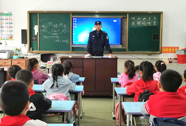 龙井市东山实验小学开展“铁路安全进校园，爱路护路争当先”宣传教育活动