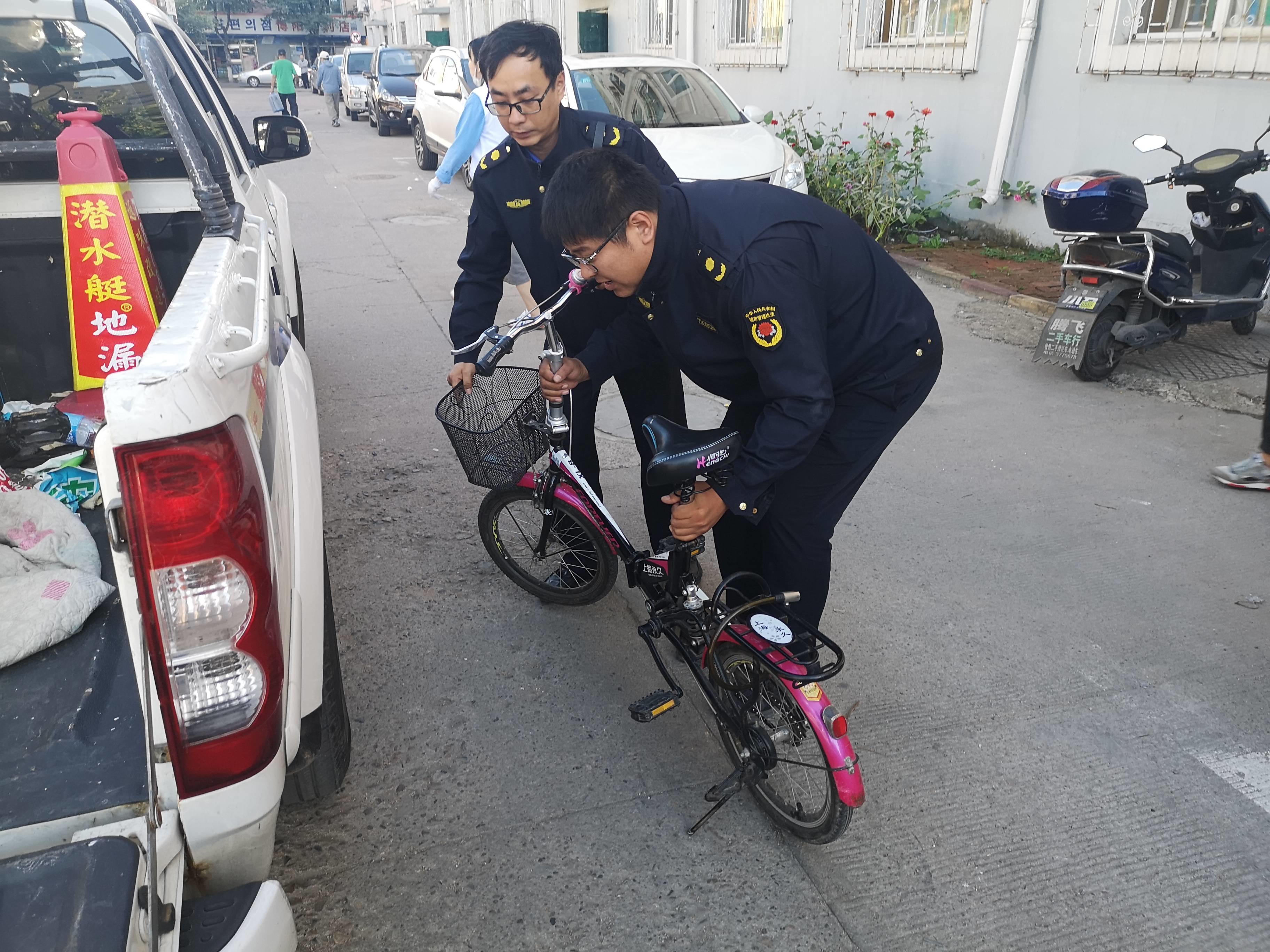 延吉市城管局：楼道堆物大清理 筑牢安全防护线